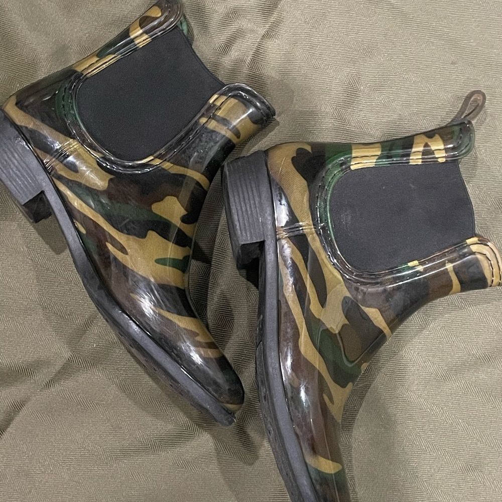 Camouflage Rain Boots good condition size 9